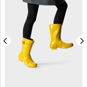 Yellow hunter rain boots short